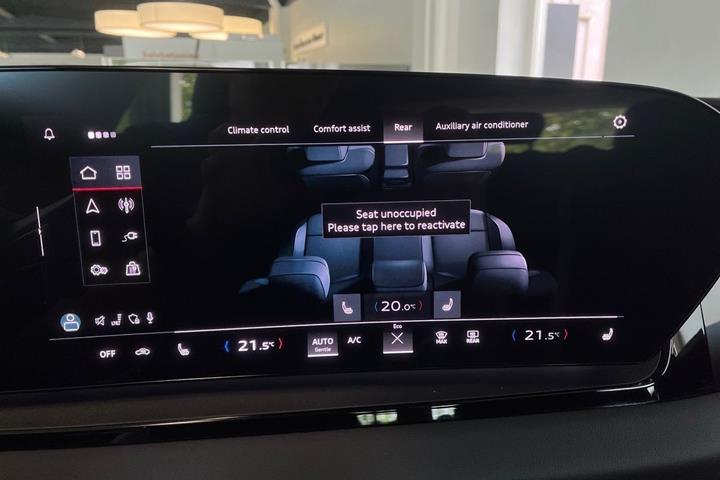 Blå Audi Q6 e-tron fra 2025