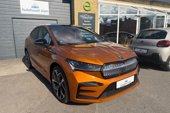 Orange Skoda Enyaq fra 2022 set udefra