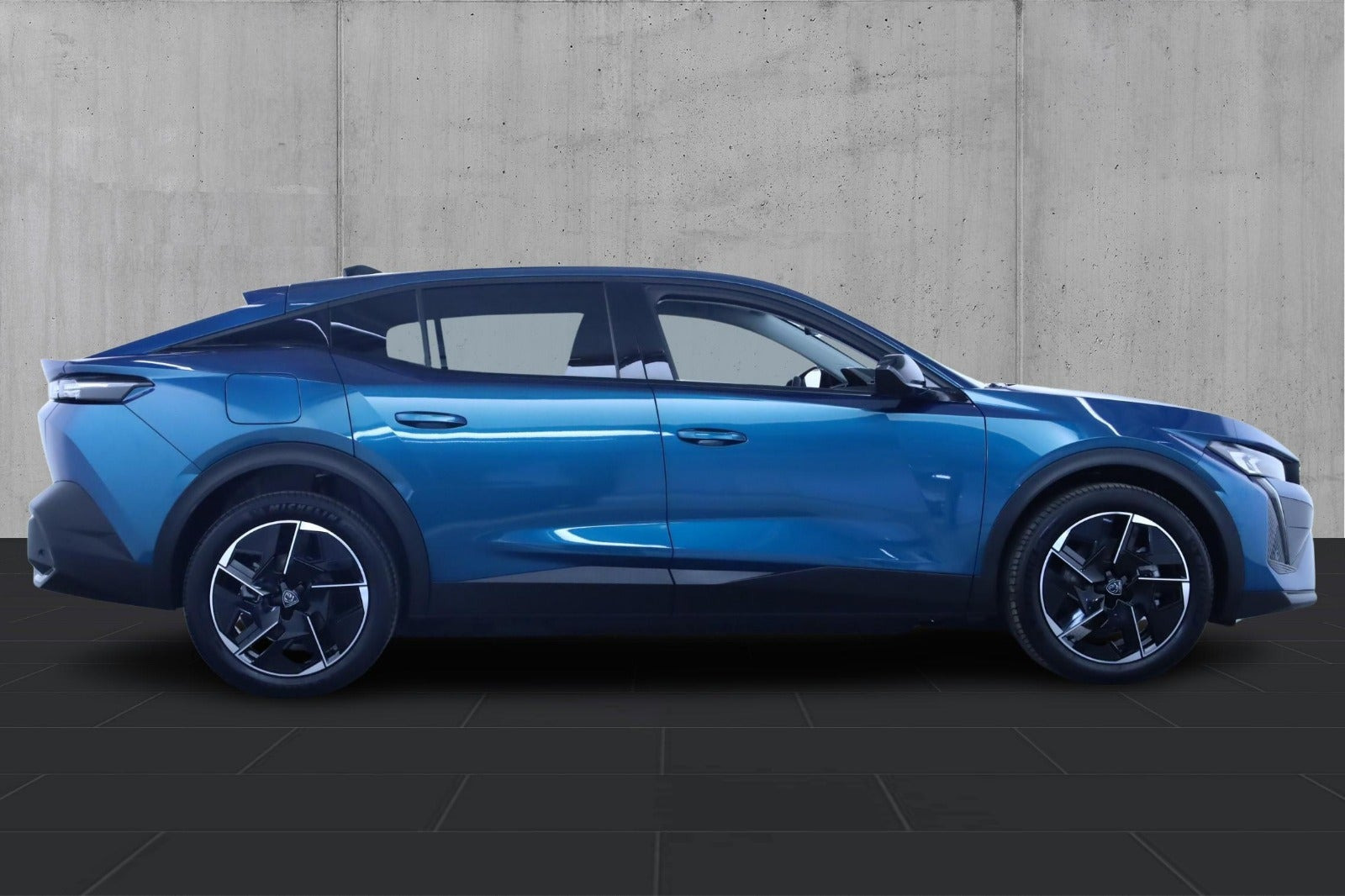 Blå Peugeot e-408 fra 2026