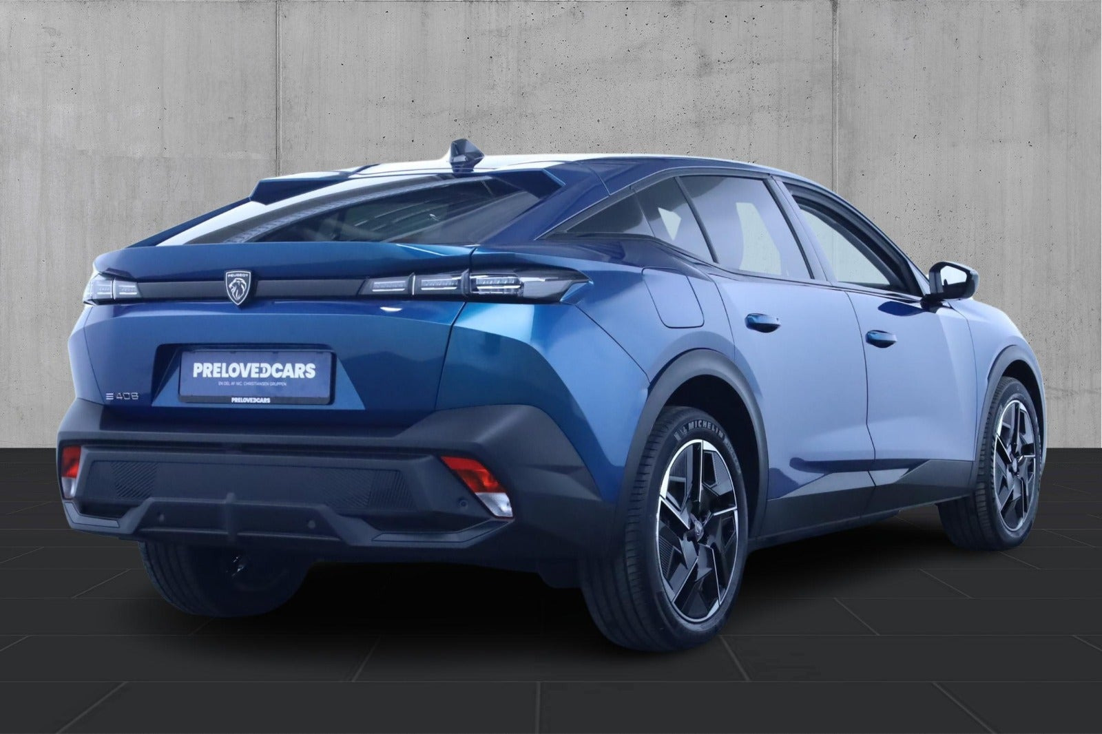Blå Peugeot e-408 fra 2026