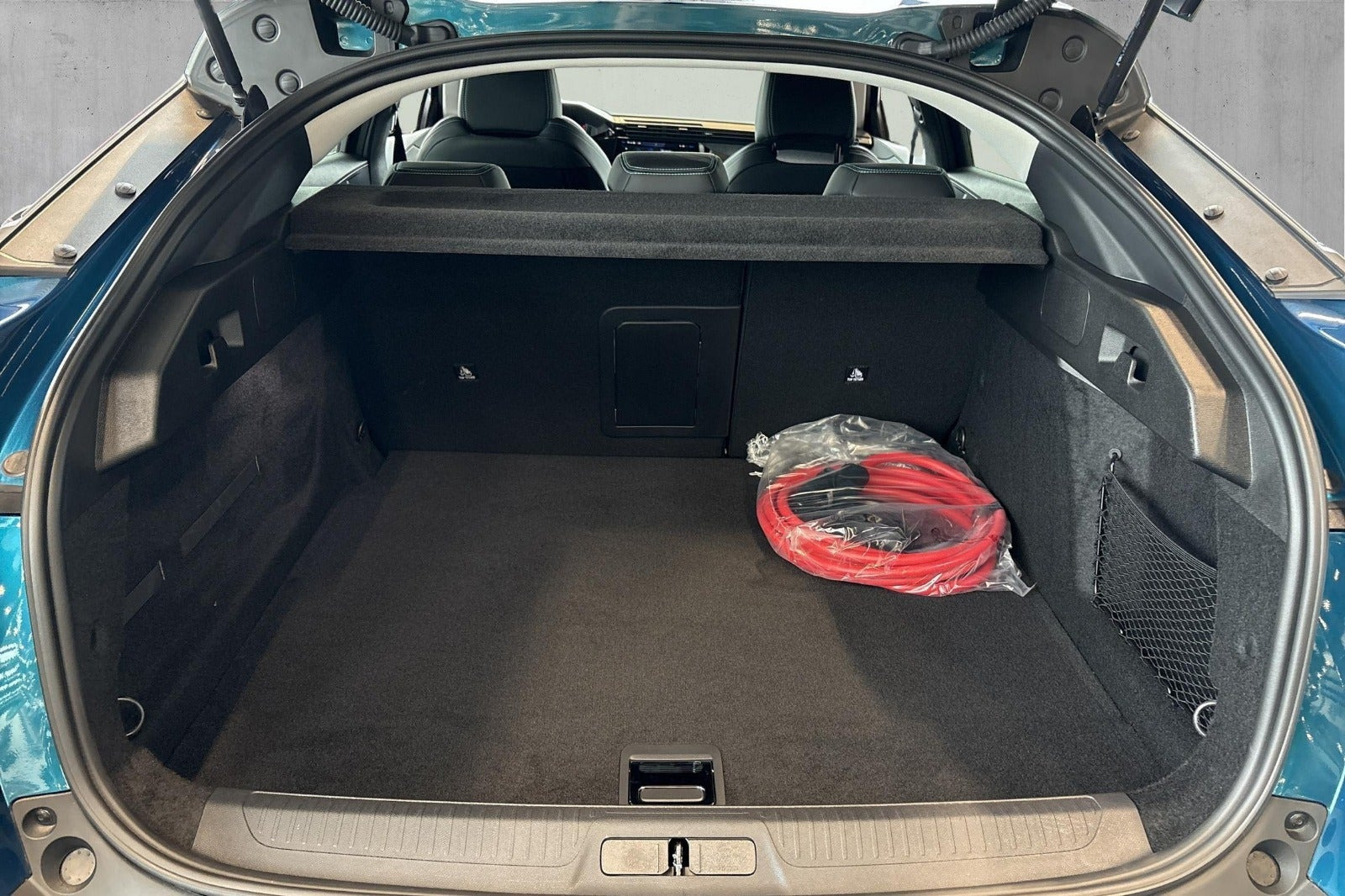 Blå Peugeot e-408 fra 2026
