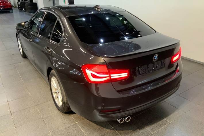 Grå BMW 320d fra 2016