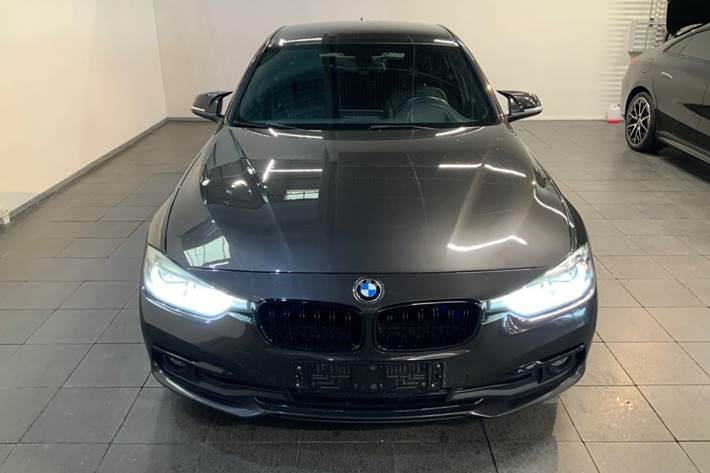 Grå BMW 320d fra 2016
