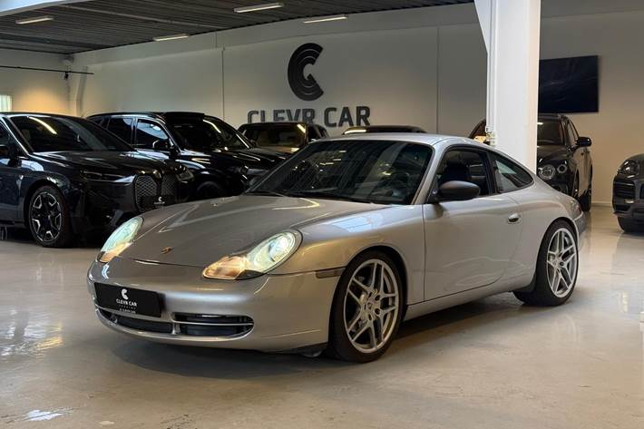 Sølv Porsche 911 Carrera fra 2000
