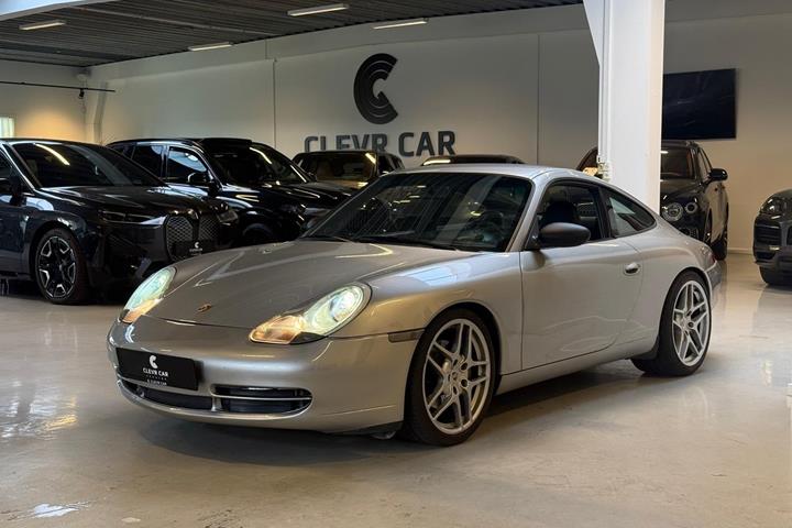 Sølv Porsche 911 Carrera fra 2000 set udefra