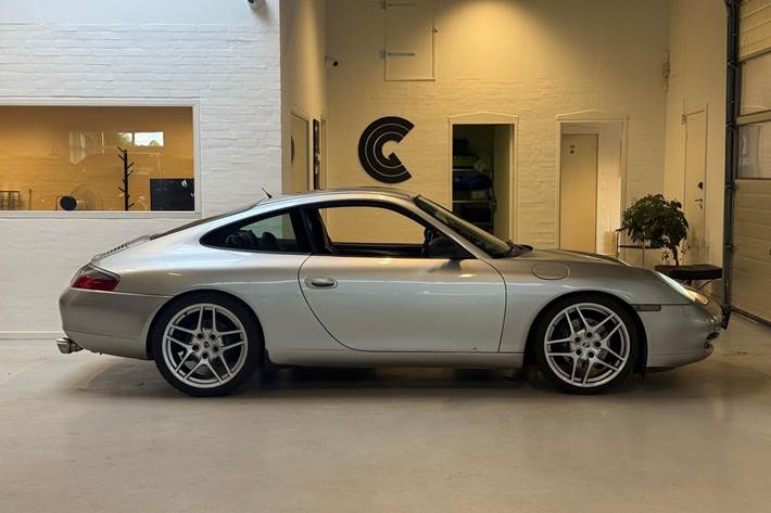 Sølv Porsche 911 Carrera fra 2000