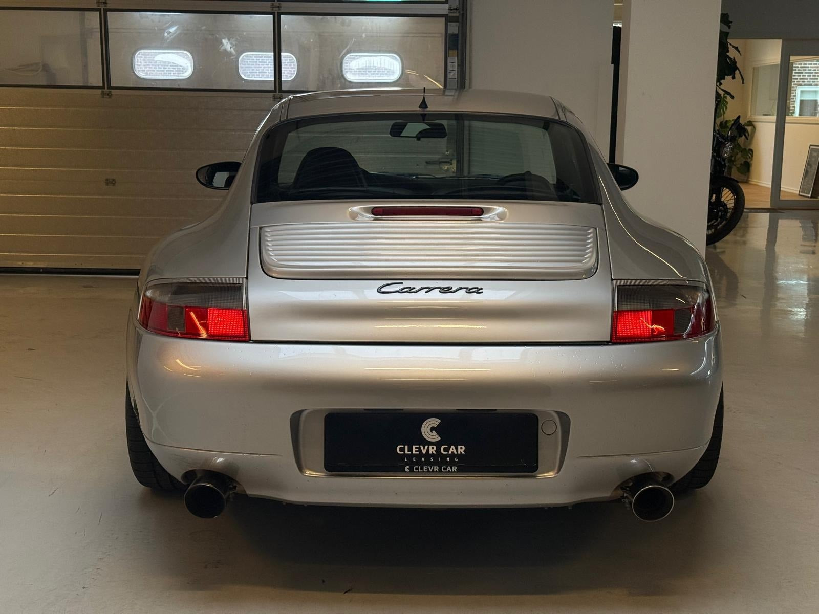 Sølv Porsche 911 Carrera fra 2000