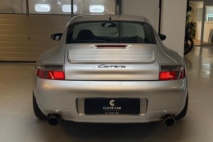 Sølv Porsche 911 Carrera fra 2000