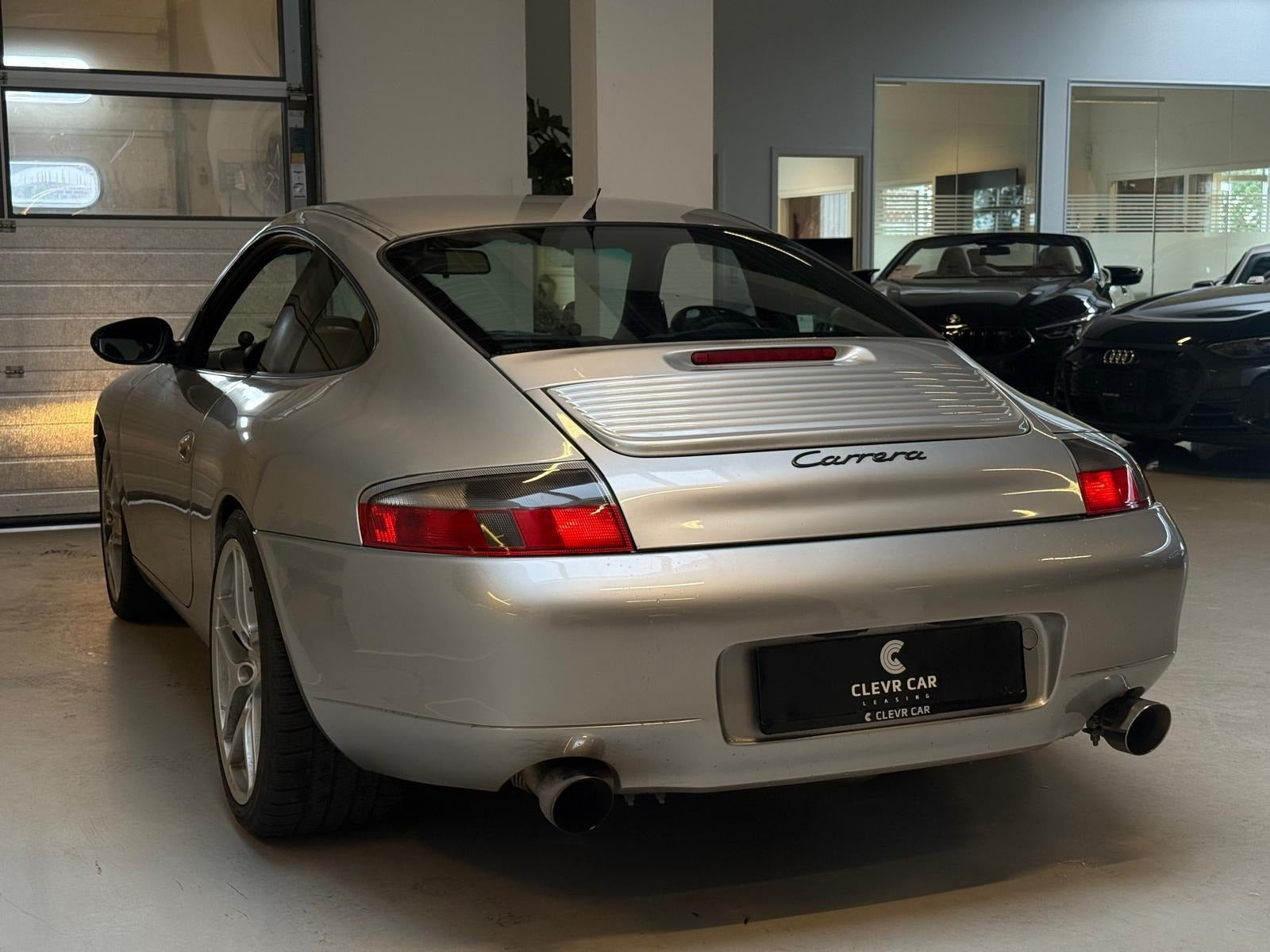 Sølv Porsche 911 Carrera fra 2000