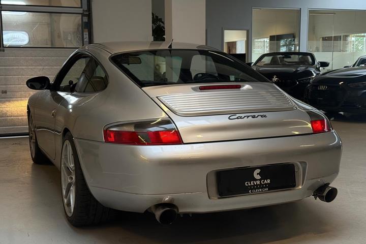 Sølv Porsche 911 Carrera fra 2000