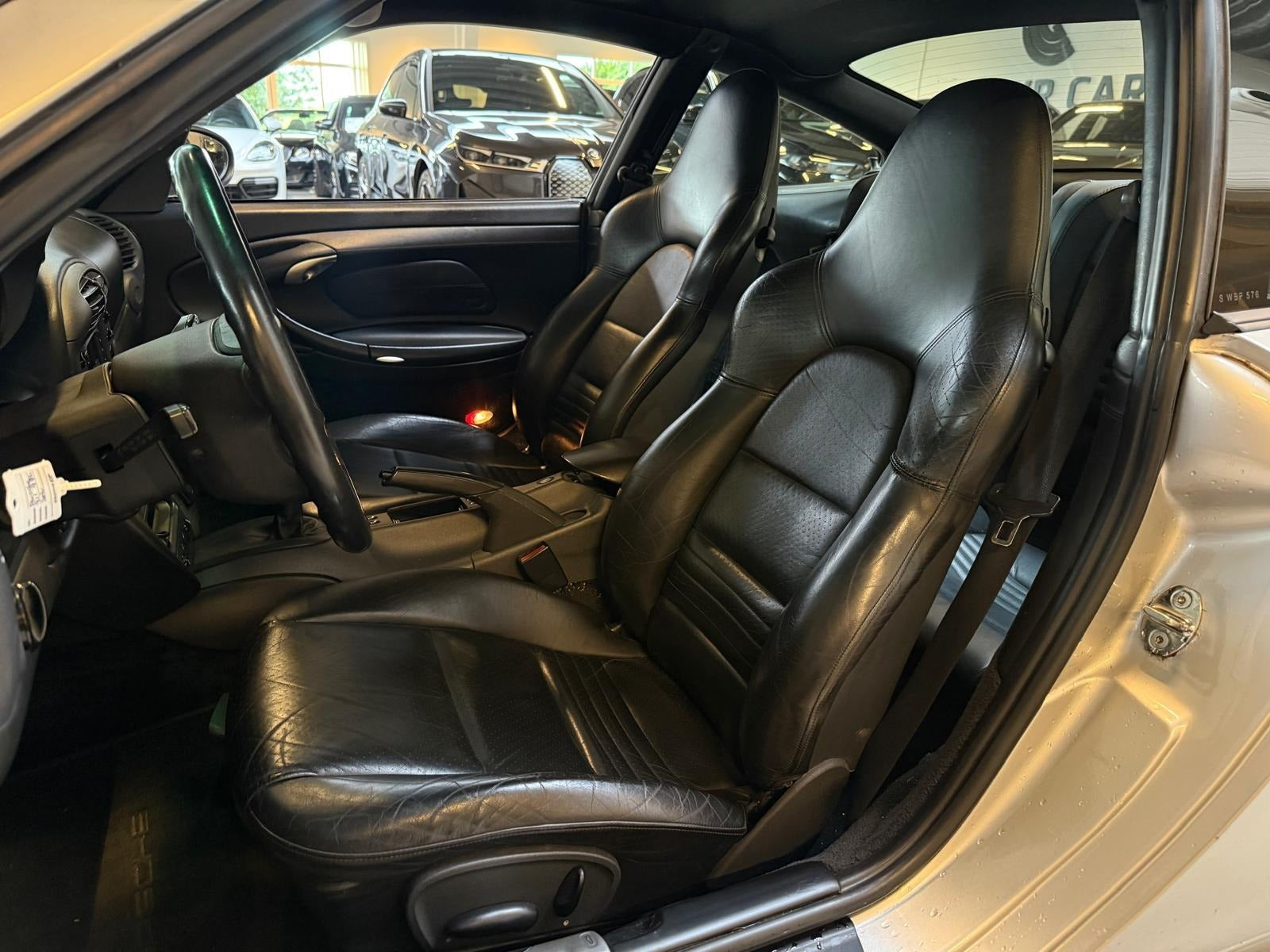Sølv Porsche 911 Carrera fra 2000
