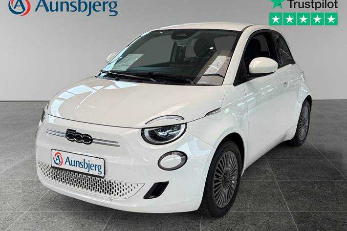 Hvid Fiat 500e fra 2023 set udefra