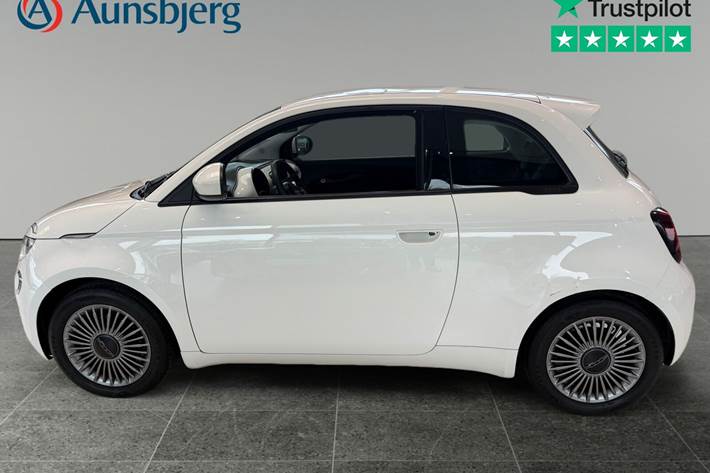 Hvid Fiat 500e fra 2023