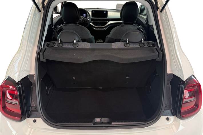 Hvid Fiat 500e fra 2023