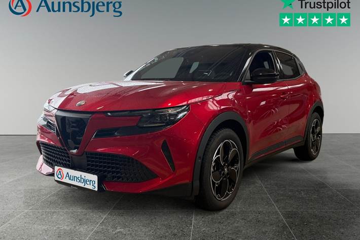 Rød Alfa Romeo Junior fra 2024 set udefra