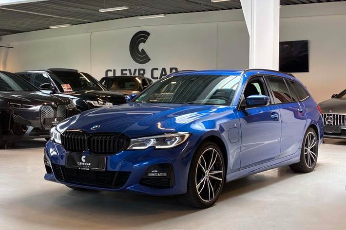 Blå BMW 330e fra 2020