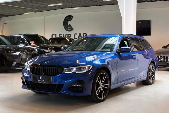 Blå BMW 330e fra 2020 set udefra