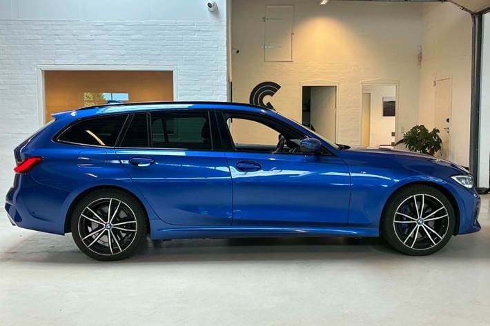 Blå BMW 330e fra 2020