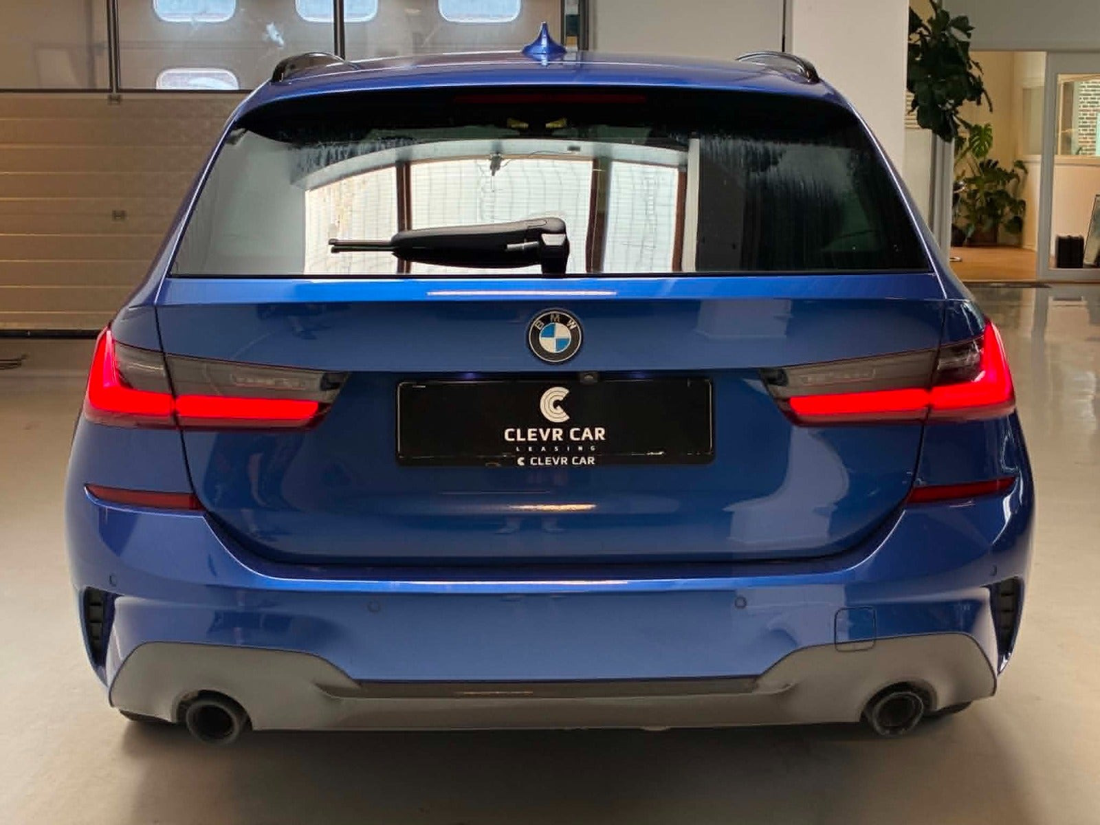 Blå BMW 330e fra 2020