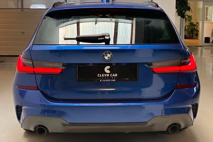 Blå BMW 330e fra 2020