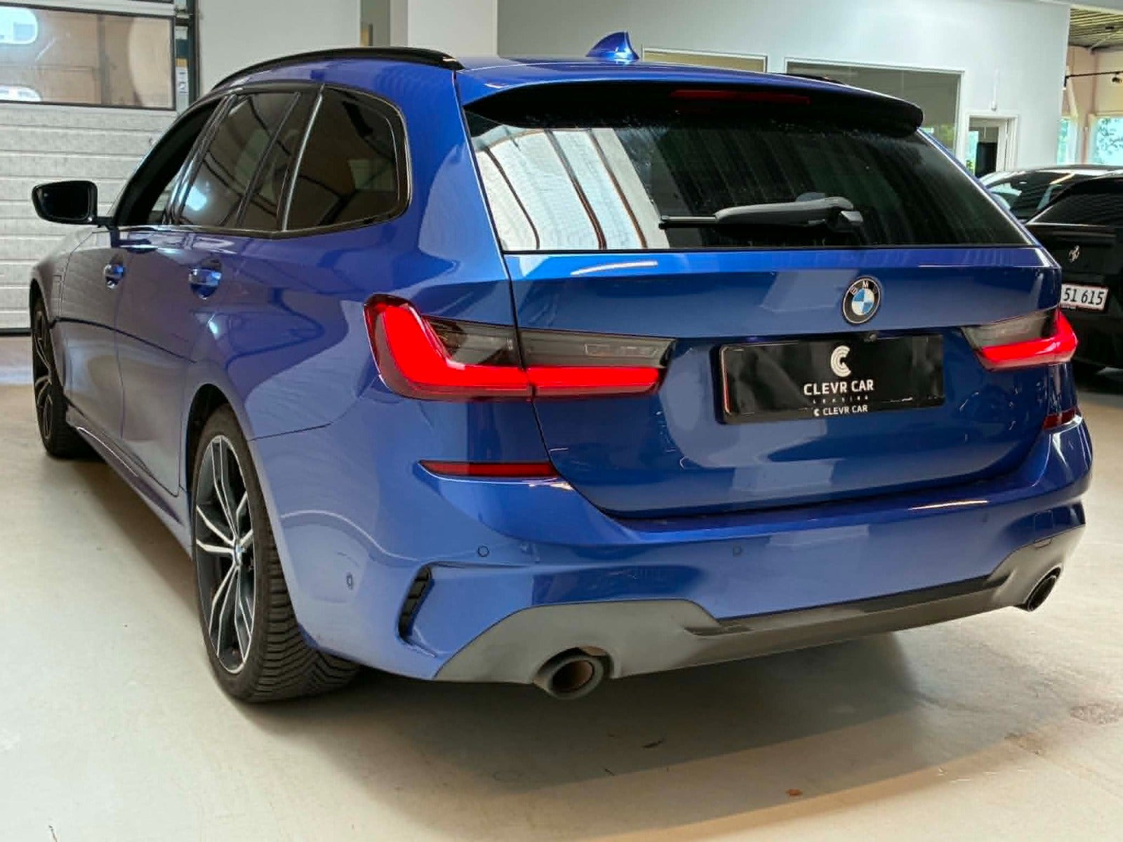 Blå BMW 330e fra 2020