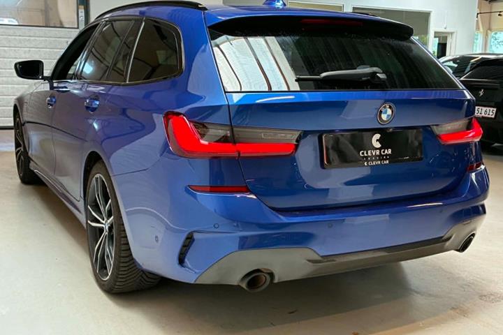 Blå BMW 330e fra 2020