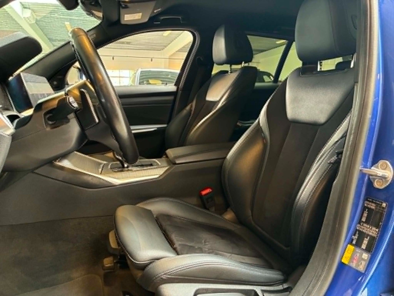 Blå BMW 330e fra 2020