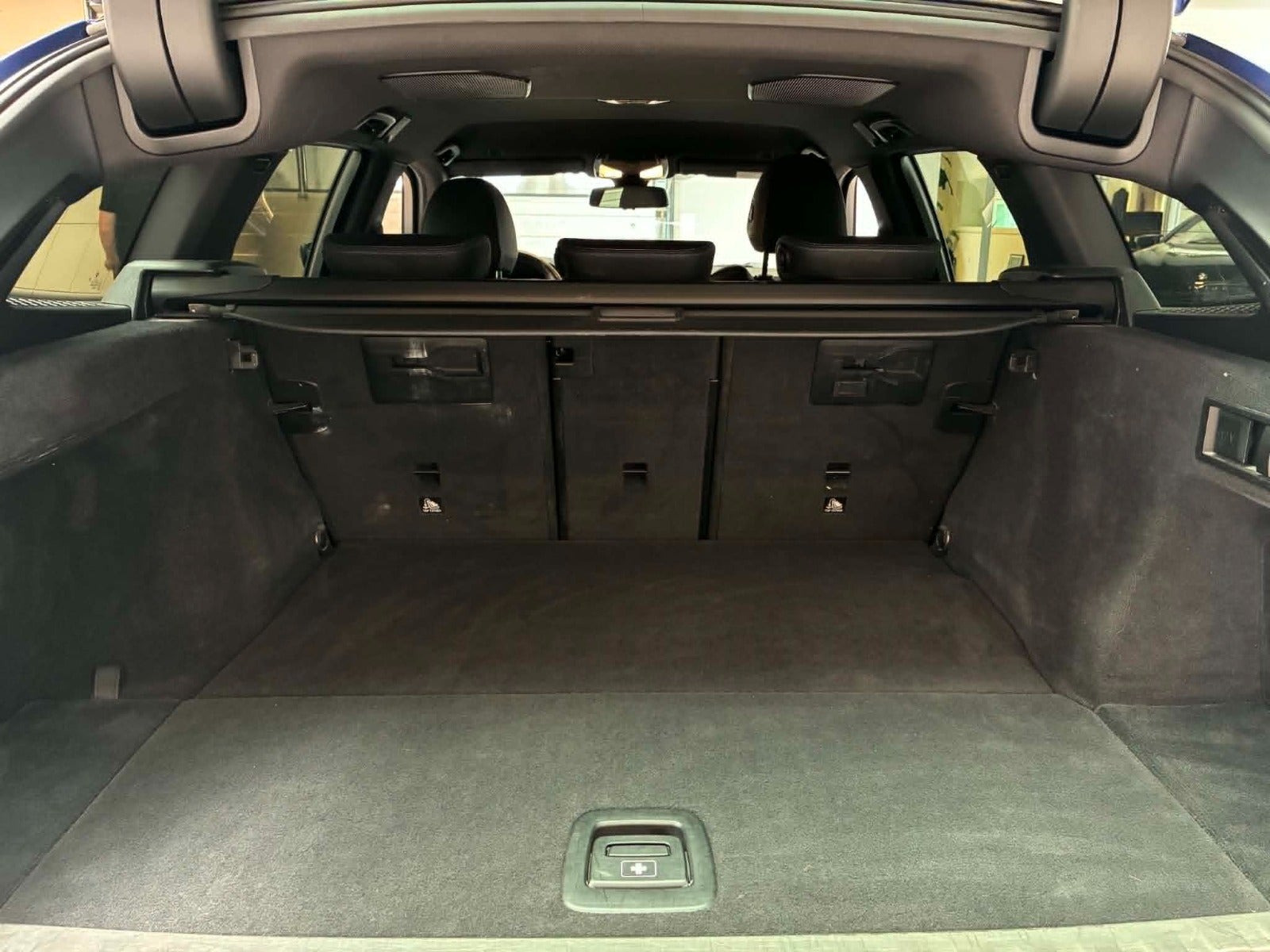 Blå BMW 330e fra 2020