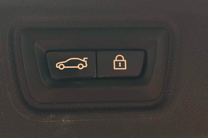 Blå BMW 330e fra 2020