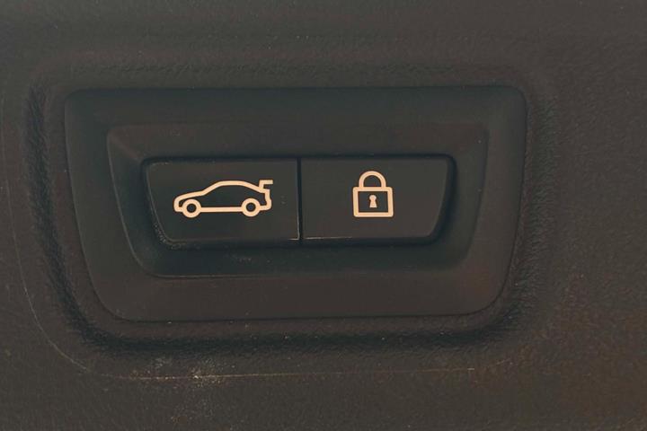 Blå BMW 330e fra 2020