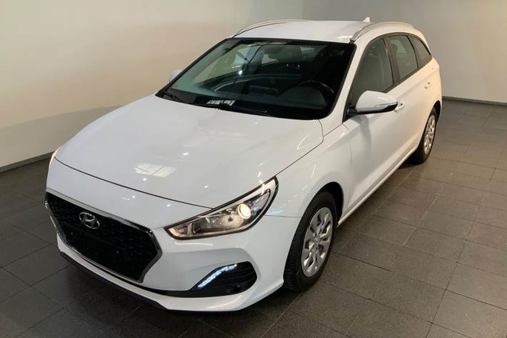 Hvid Hyundai i30 fra 2019 set udefra