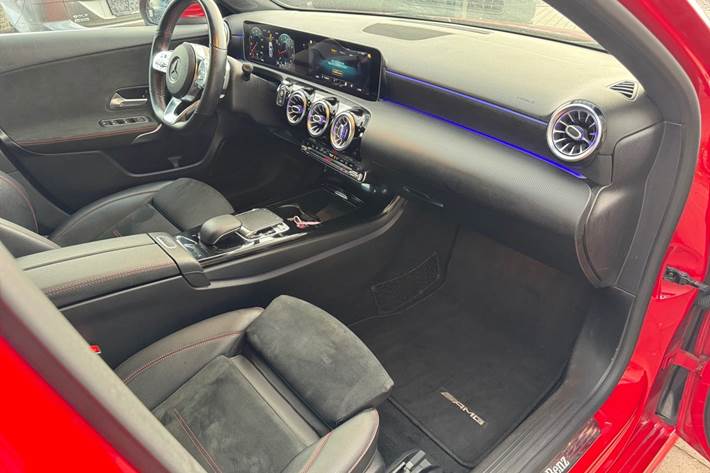 Rød Mercedes A220 fra 2019
