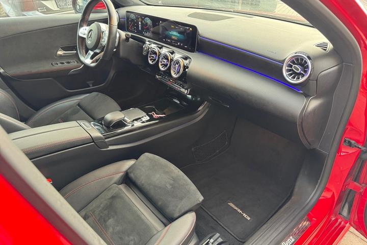 Rød Mercedes A220 fra 2019