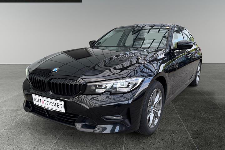 Sort BMW 330e fra 2021 set udefra