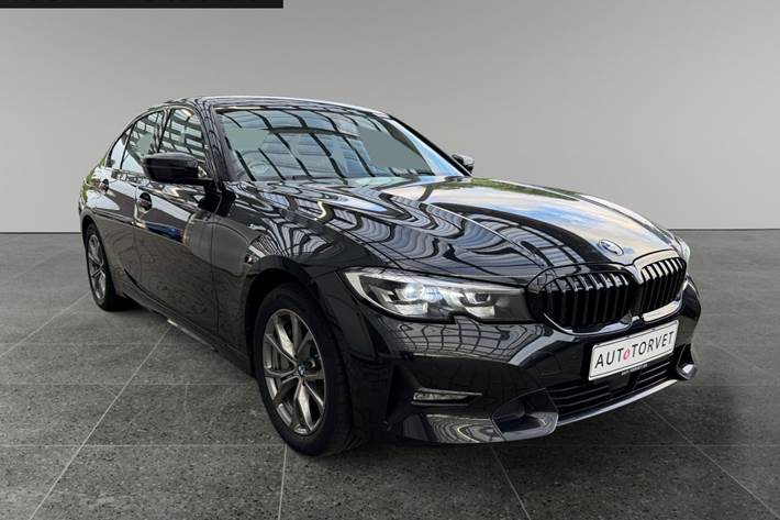 Sort BMW 330e fra 2021