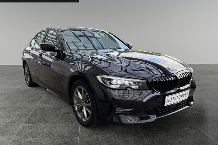 Sort BMW 330e fra 2021