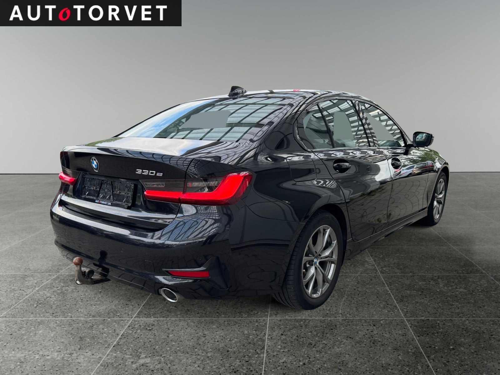 Sort BMW 330e fra 2021