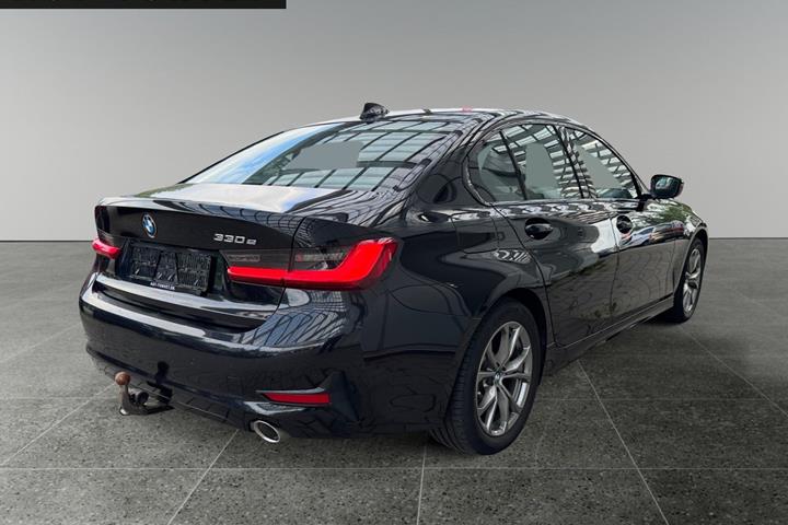 Sort BMW 330e fra 2021