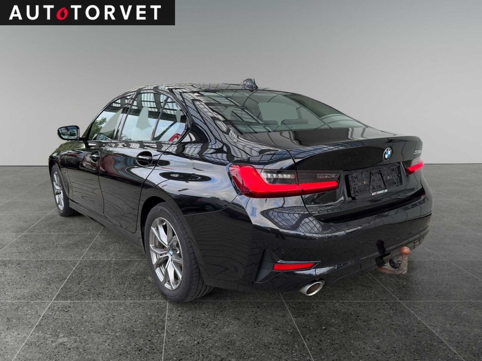 Sort BMW 330e fra 2021