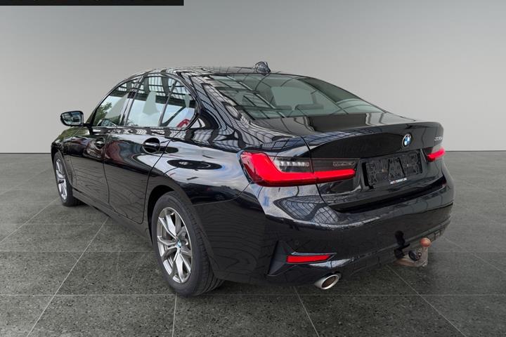 Sort BMW 330e fra 2021