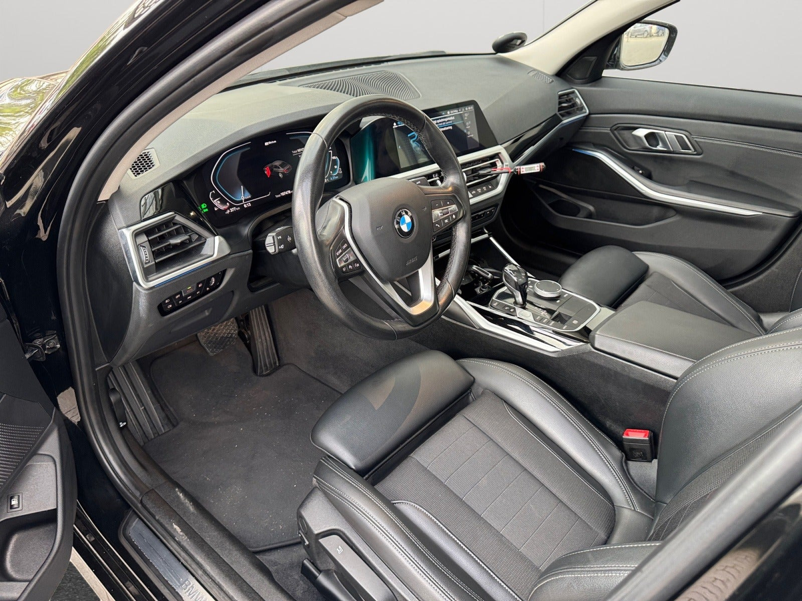 Sort BMW 330e fra 2021