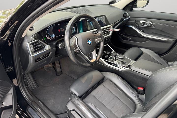 Sort BMW 330e fra 2021