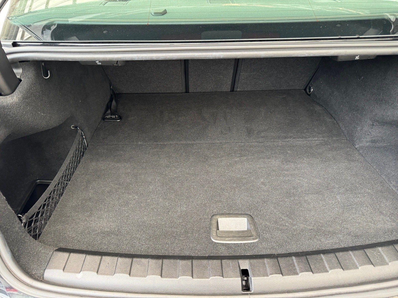 Sort BMW 330e fra 2021