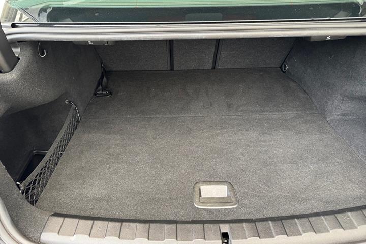 Sort BMW 330e fra 2021