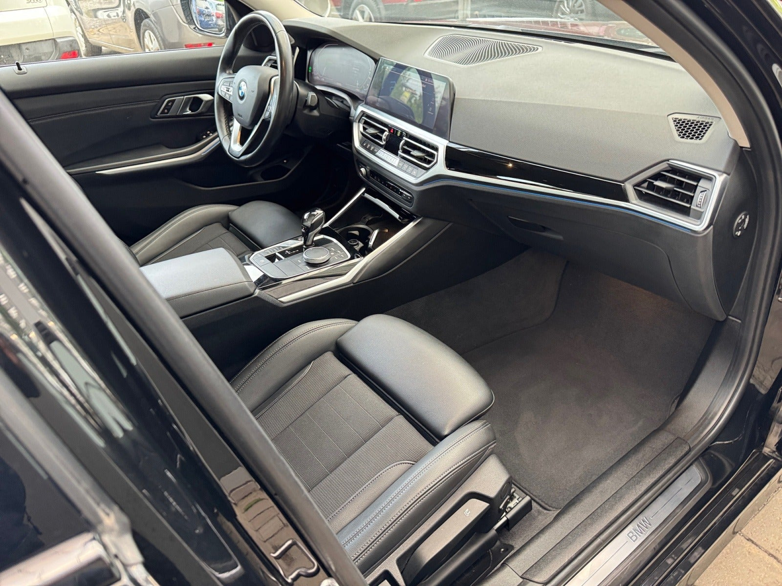 Sort BMW 330e fra 2021