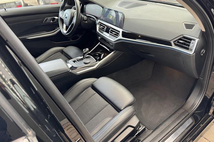 Sort BMW 330e fra 2021
