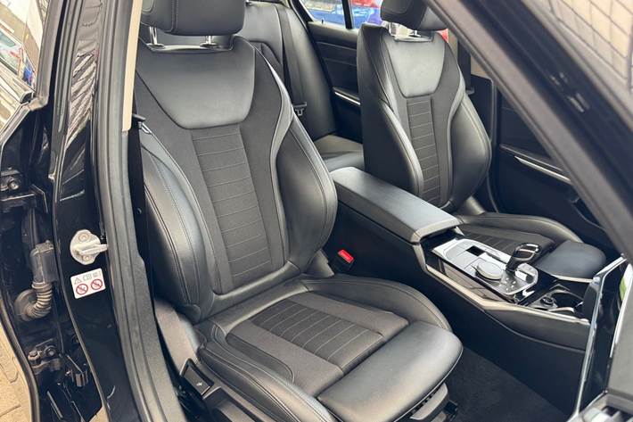 Sort BMW 330e fra 2021