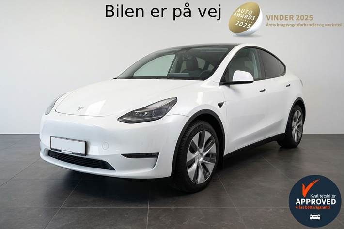 Hvid Tesla Model Y fra 2023 set udefra