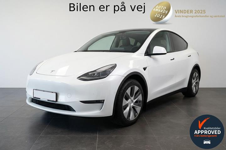 Hvid Tesla Model Y fra 2023 set udefra