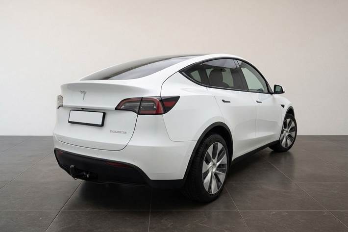 Hvid Tesla Model Y fra 2023